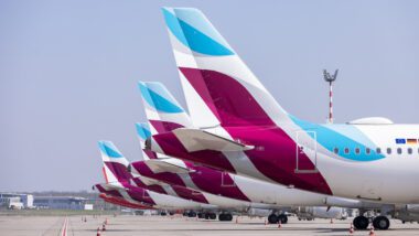 Mehrere Hecks von Eurowings Flugzeugen