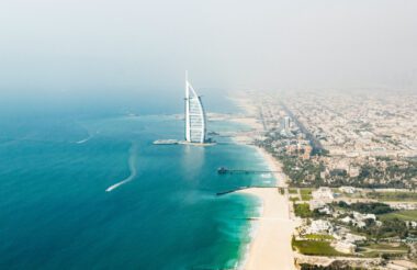 draußen, Himmel, Wasser, Schiff, Strand, Küsten- und Ozeanlandschaft, Transport, Nebel, Küste, Meer, Wasserfahrzeug, Boot, Segelschiff, Landschaft, Reise, Berg, Natur