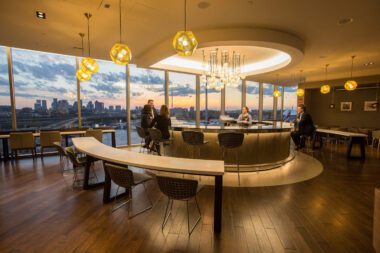 Bar in der British Airways Lounges am Flughafen Boston mit Sonnenuntergang