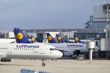 Lufthansa Flugzeuge am Terminal A am Frankfurter Flughafen