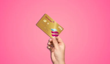 Frauenhand mit der Eurowings Kreditkarte Premium