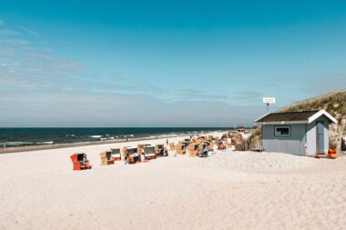 Sandstrand mit Strandkörben in Wenningstedt / Sylt