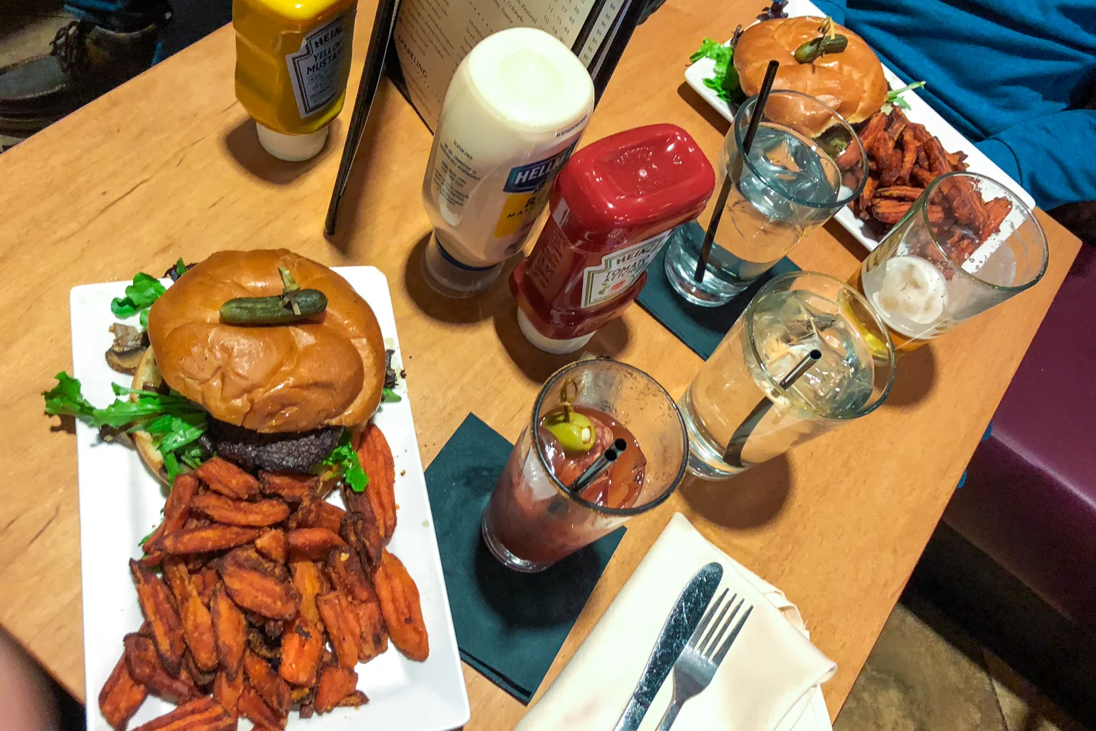 Burger im Priority Pass Restaurant am Flughafen Denver