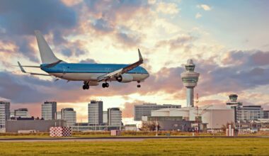 KLM Flugzeug im Anflug auf Amsterdam Schiphol