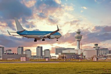 KLM Flugzeug im Anflug auf Amsterdam Schiphol