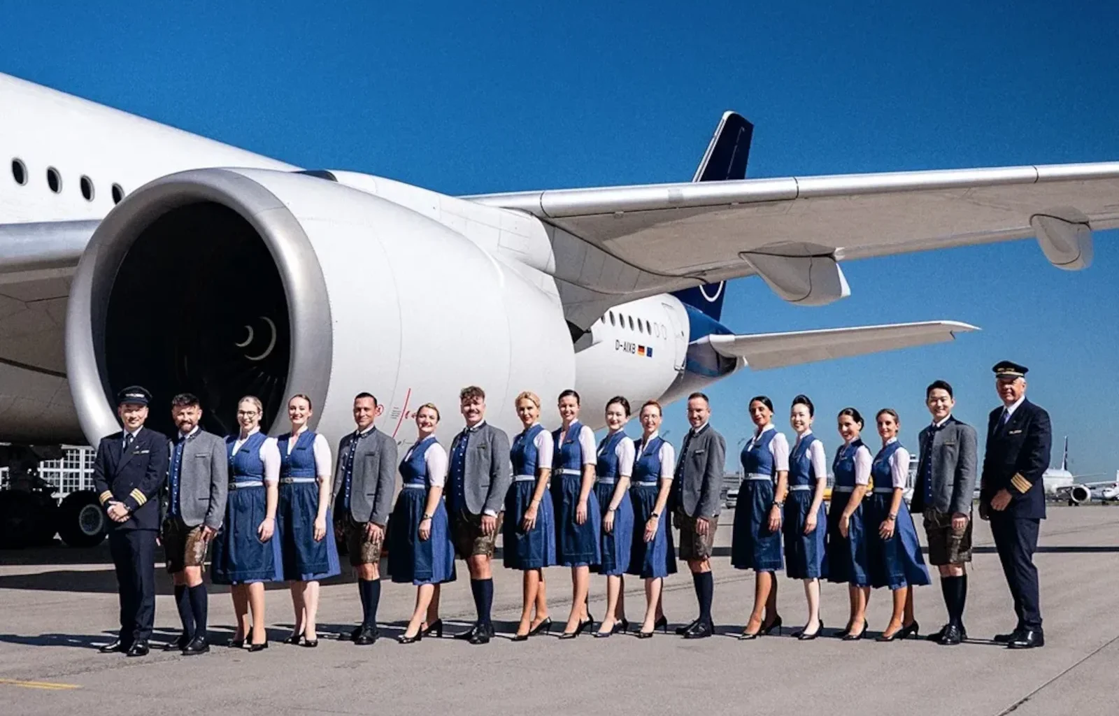 Lufthansa Oktoberfest Trachtencrew 2025
