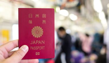 Japanischer Reisepass im Fokus mit Reisenden im Hintergrund