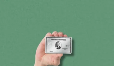 Amex Platinum Card in der Hand