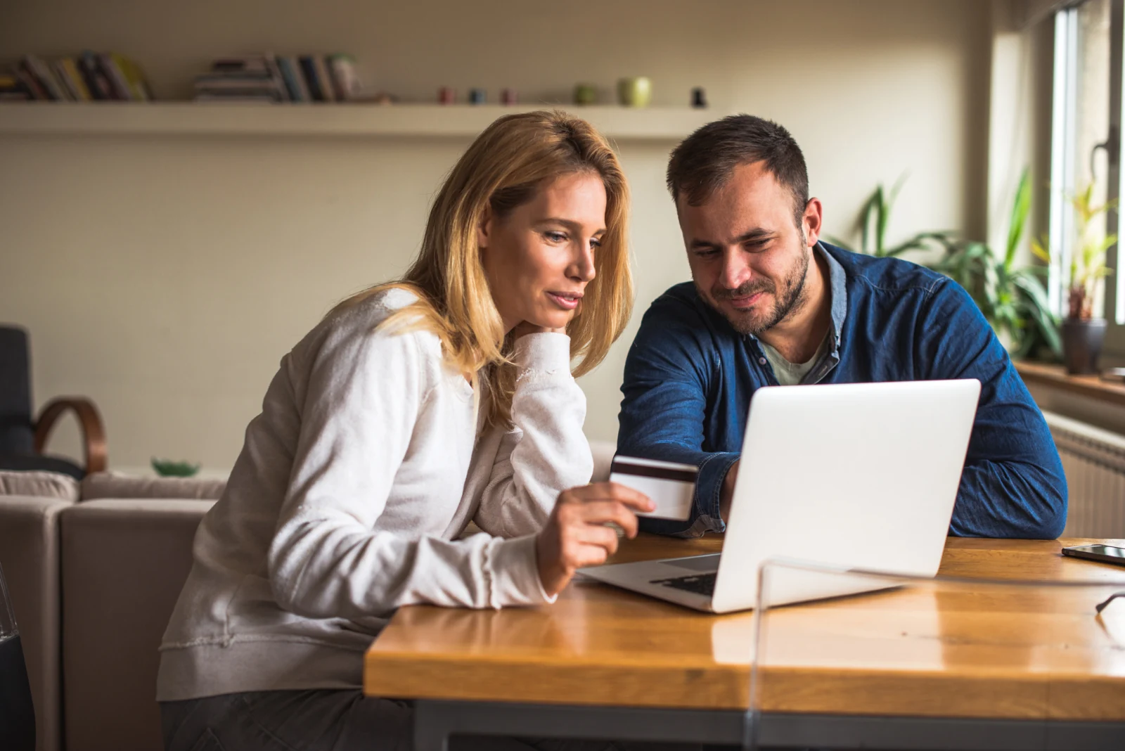 Paar mit Kreditkarte beim Online-Shopping