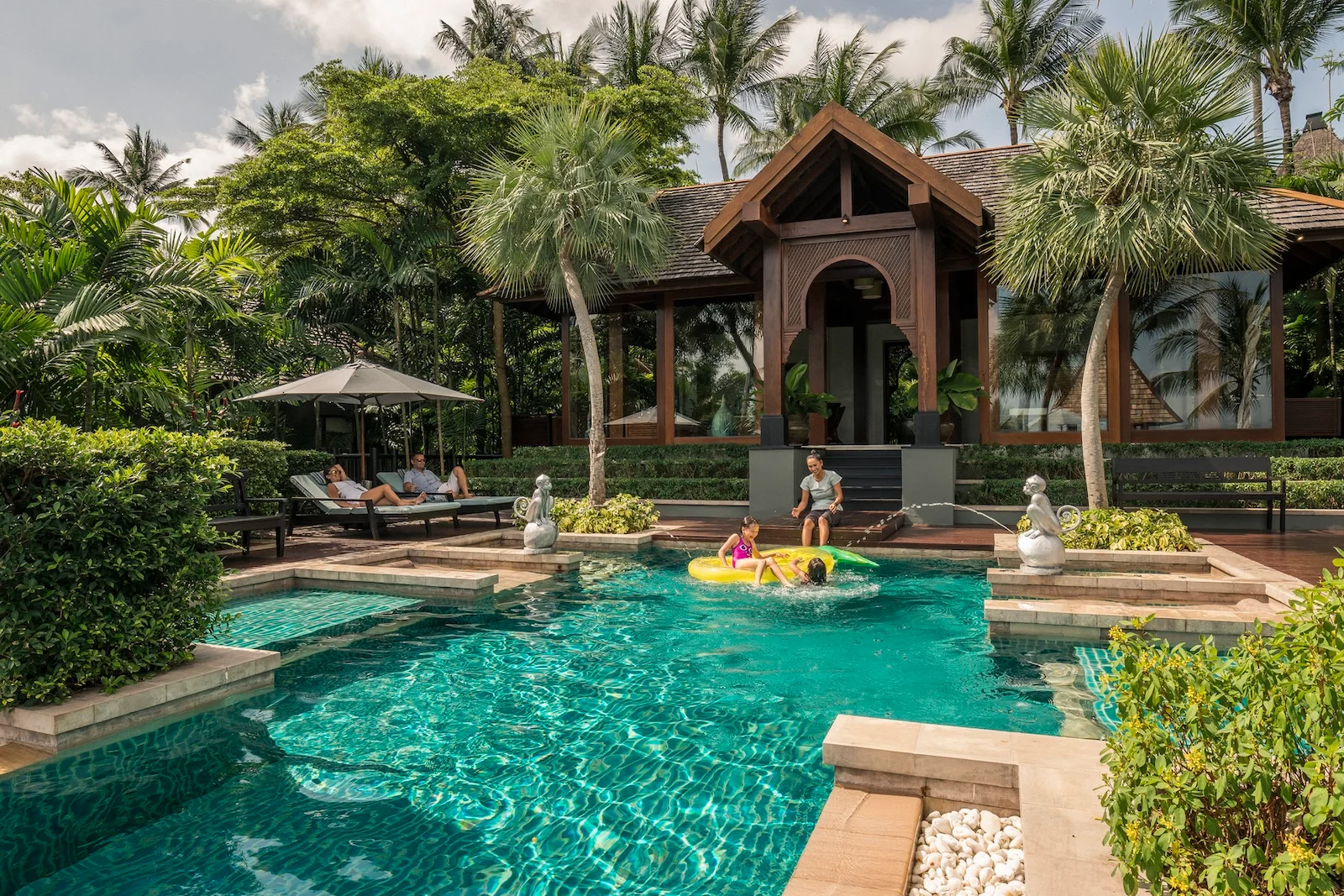 Swimmingpool im Four Seasons Resort Koh Samui der Kulisse von The White Lotus Staffel 3