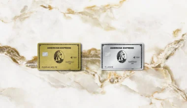 Amex Gold und Amex Platinum Karten nebeneinander auf einer Marmorfläche