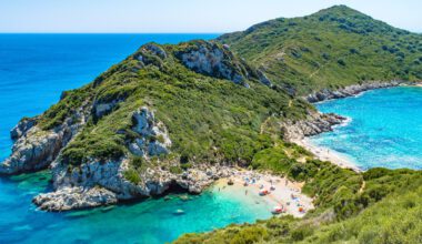 Die berühmte Bucht mit doppelten Stränden auf Korfu