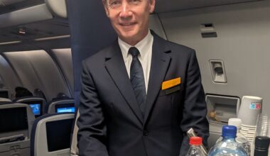 Lufthansa CEO Jens Ritter arbeitete einen Tag in der Rolle eines Flugbegleiters