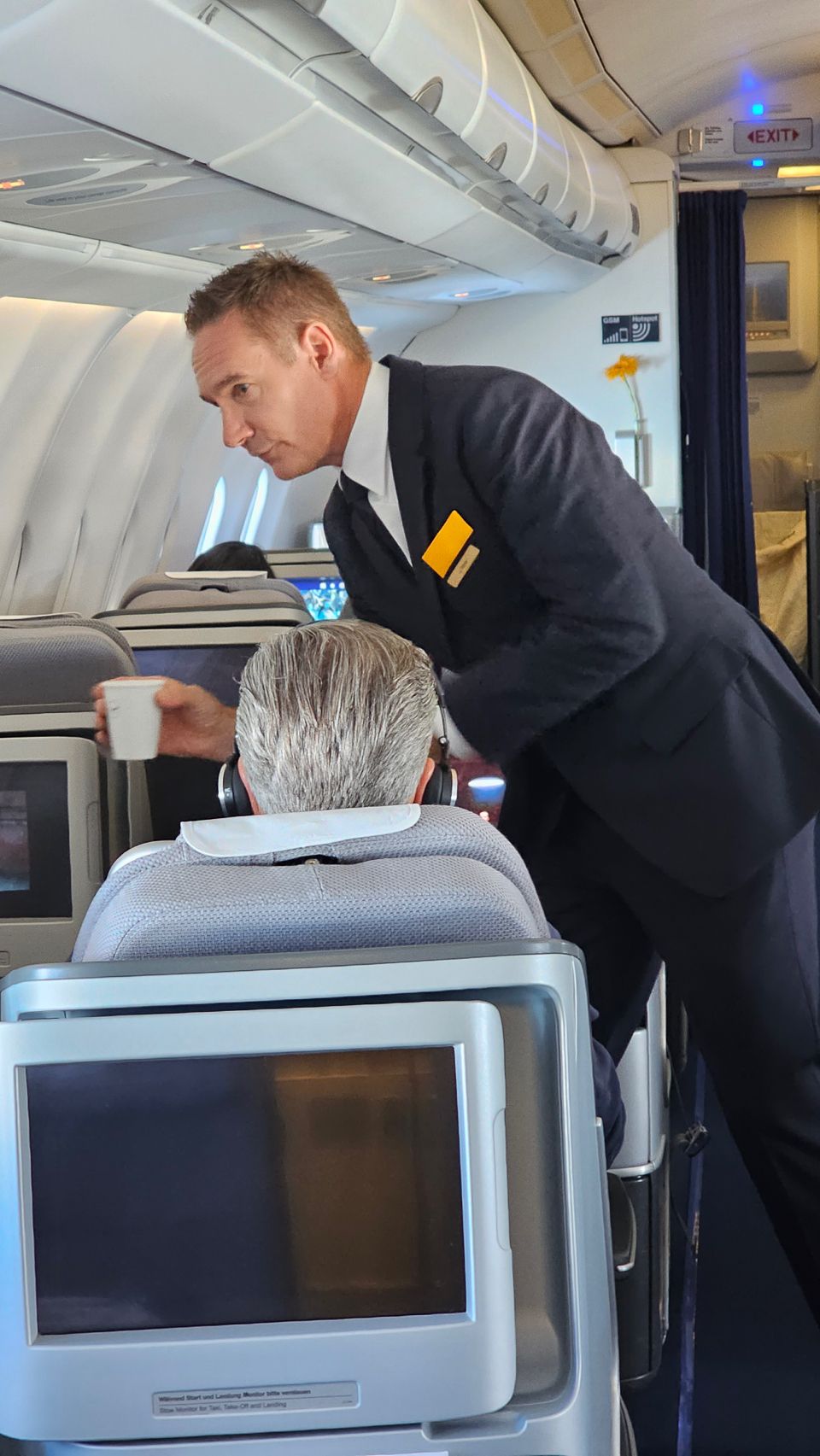 Jens Ritter als Flugbegleiter beim Service in der Business Class