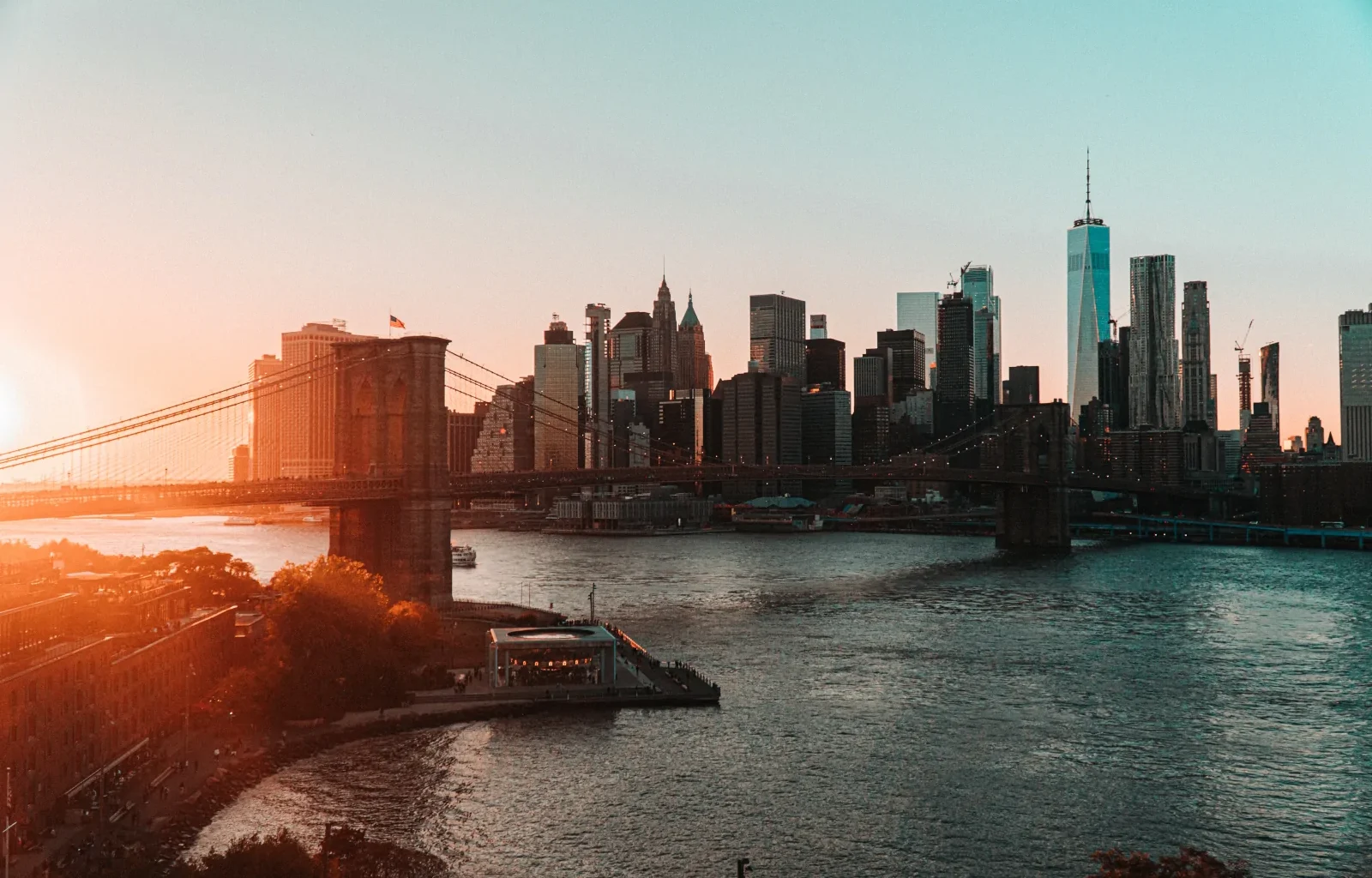 Blick auf die Brooklyn Bridge und Manhatten im Hintergrund bei Sonnenuntergang