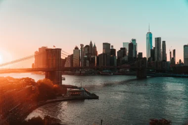 Blick auf die Brooklyn Bridge und Manhatten im Hintergrund bei Sonnenuntergang