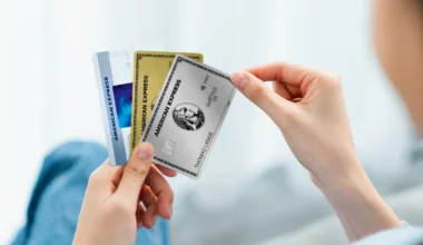 American Express Karten in einer Hand