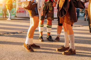 Münchner in traditioneller Tracht auf dem Oktoberfest