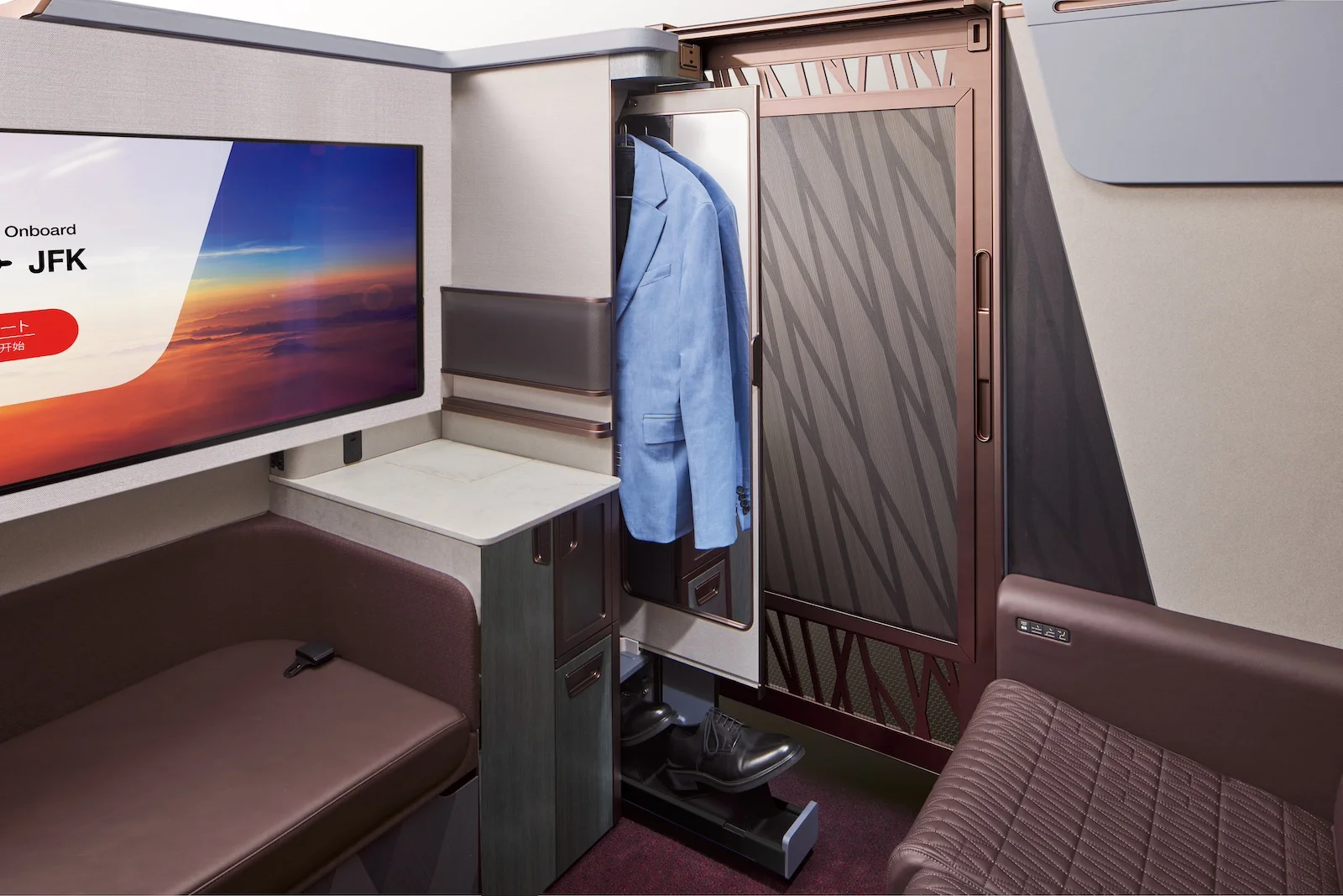 Garderobe der neuen JAL First Class