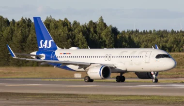 Ein brandneuer lackierter Airbus A320 von SAS Scandinavian Airlines fliegt vom Flughafen Oslo ab