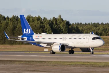 Ein brandneuer lackierter Airbus A320 von SAS Scandinavian Airlines fliegt vom Flughafen Oslo ab