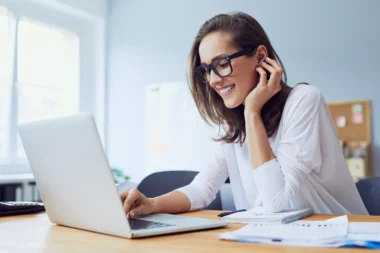 Business Frau surft auf ihrem Laptop