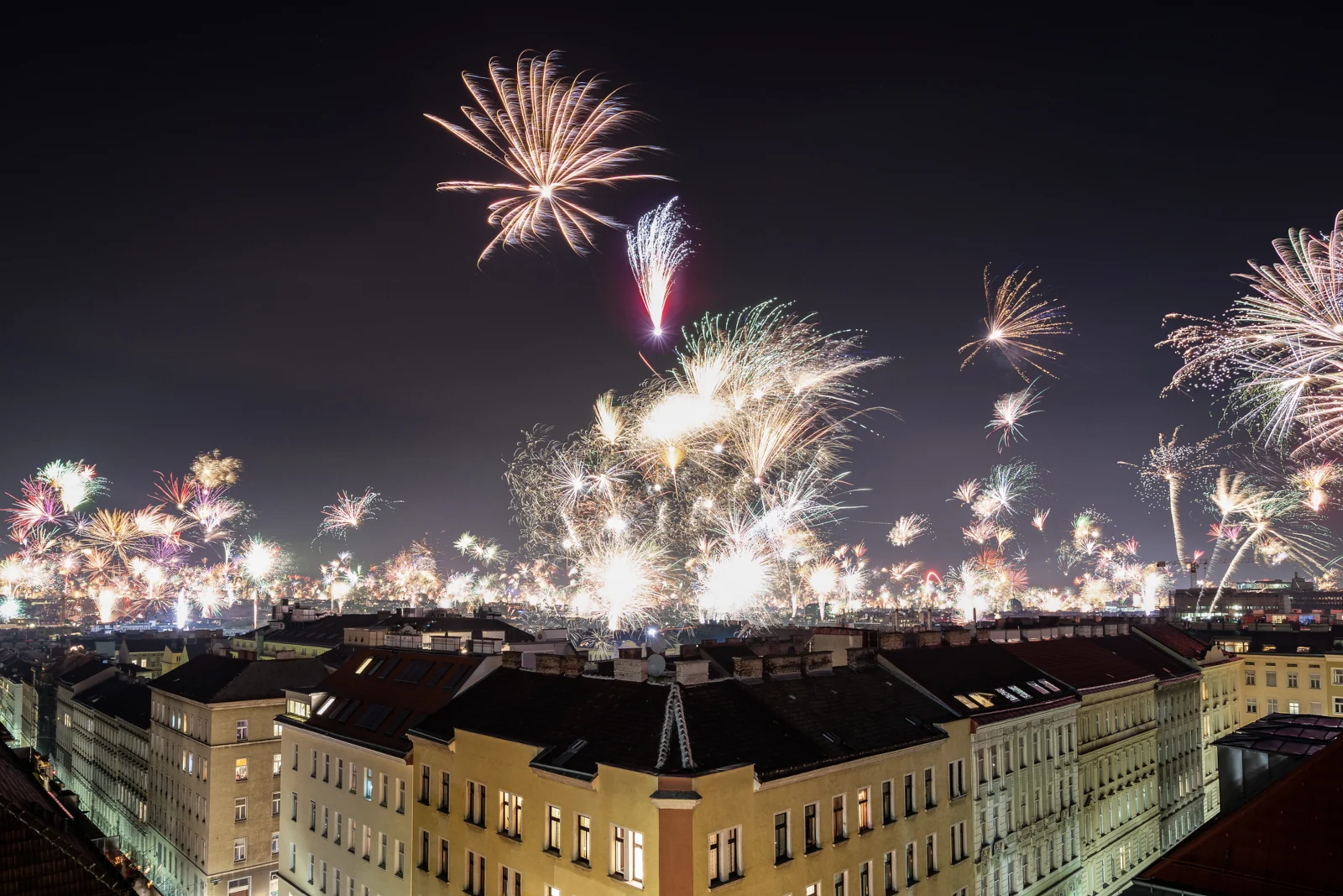 Feuerwerk zu Silvester über den Dächern von Wien