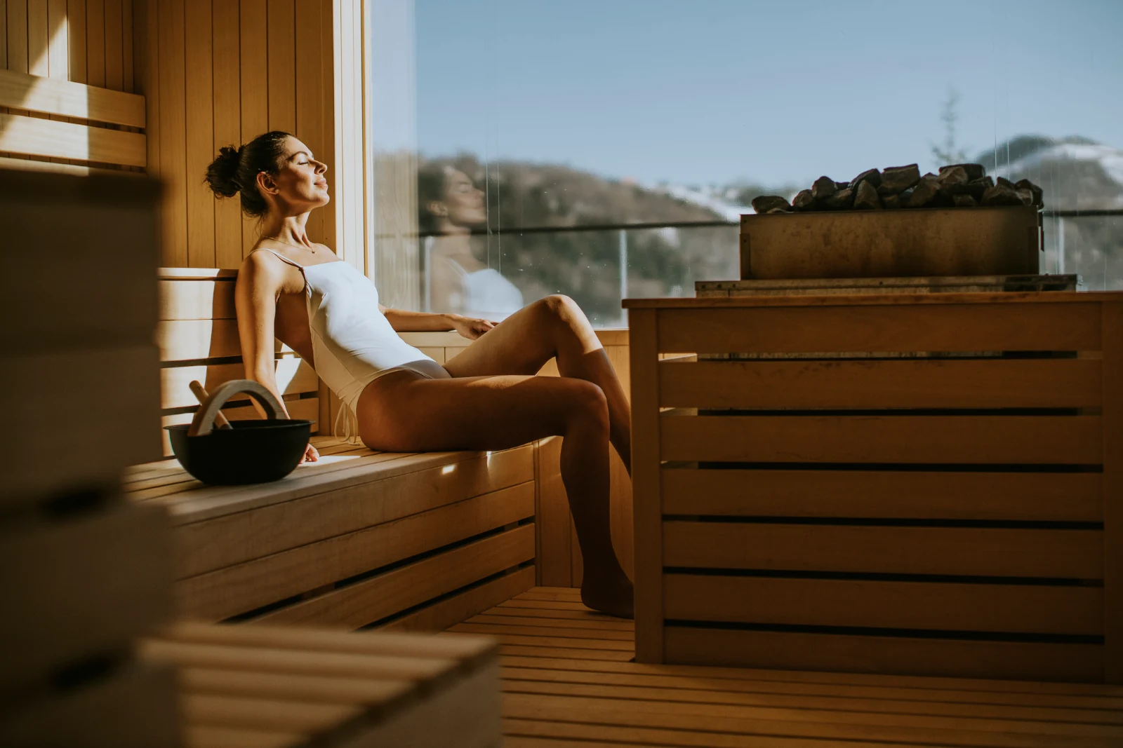 Frau entspannt in einer Panorama-Sauna