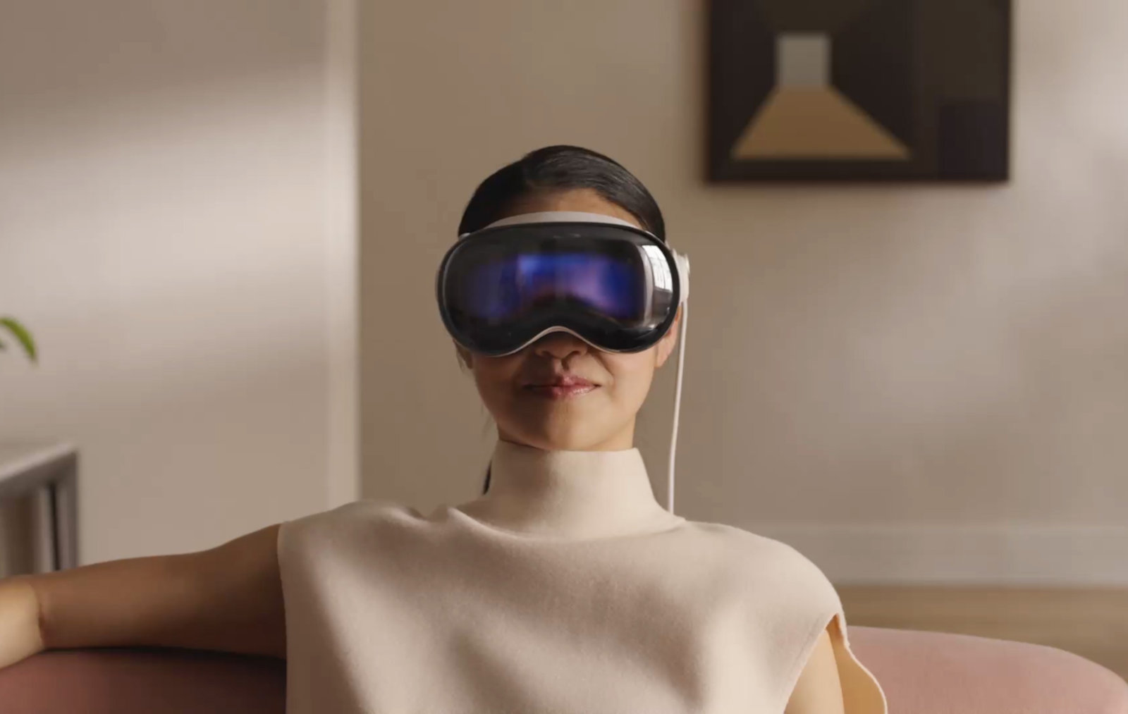 Frau trägt das Vision-Pro-Headset von Apple