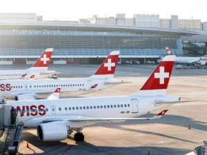 geparkte Flugzeuge der SWISS Airlines am Terminal des Flughafen Zürich Kloten (ZRH)