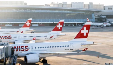 geparkte Flugzeuge der SWISS Airlines am Terminal des Flughafen Zürich Kloten (ZRH)