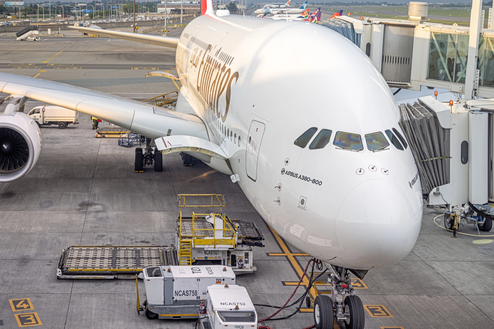 Emirates Airbus A380 wird für den Flug vorbereitet