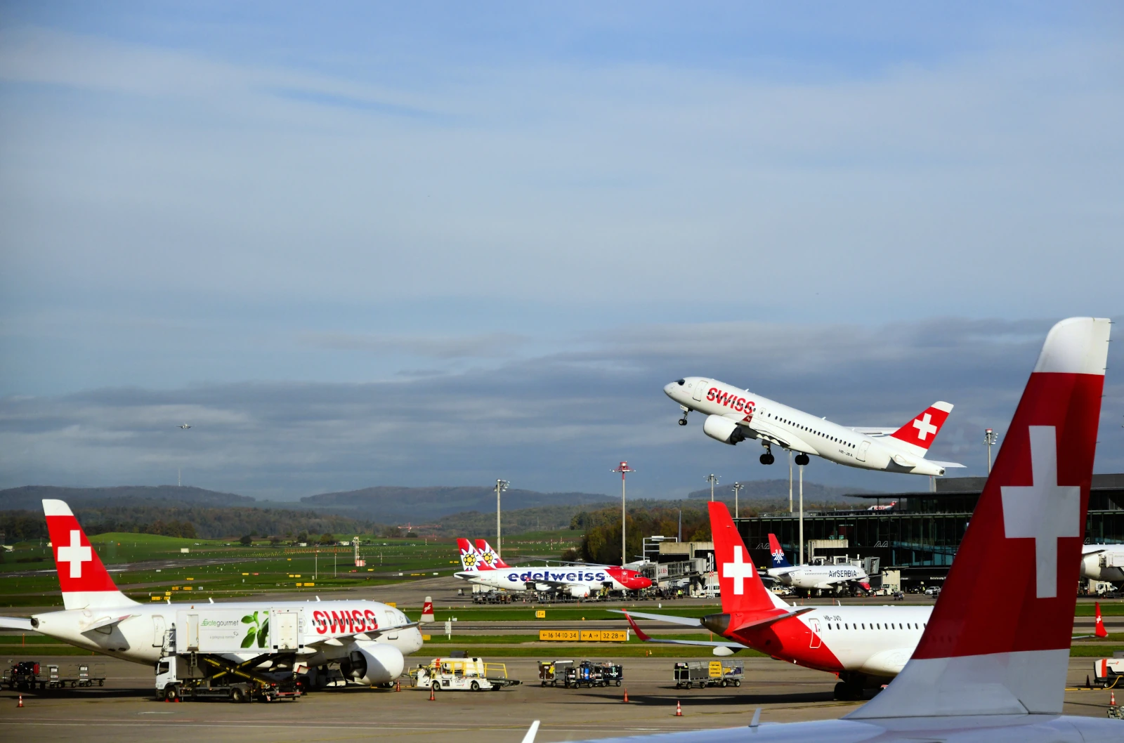 Swiss Bombardier CS100 / Airbus A220 startet vom Flughafen Zürich