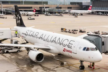 irbus A320-214 der Star Alliance an einem bewölkten Tag in einem Terminal am Flughafen Zürich. Der Flughafen Zürich, auch bekannt als Flughafen Kloten, ist der grösste Flughafen der Schweiz und das wichtigste Drehkreuz der Swiss International Air Lines