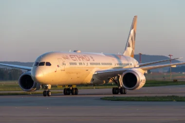 Eine Boeing 787-9 von Etihad Airways landet bei Sonnenaufgang am Flughafen Zürich.