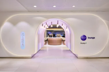 Eingangsportal Oneworld Lounge Amsterdam Schiphol