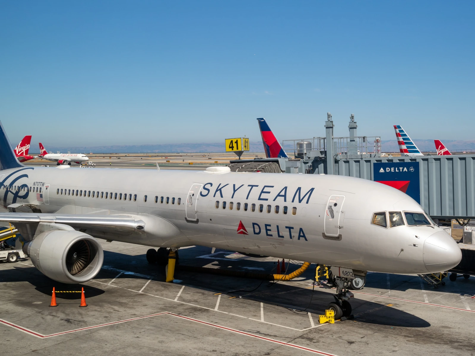 Delta Skyteam Flugzeug auf Landebahn verbunden mit Terminal durch eine Passagier-Boarding-Brücke