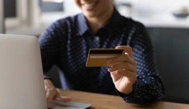 Nahaufnahme der Frau Online-Shopping mit Kreditkarte