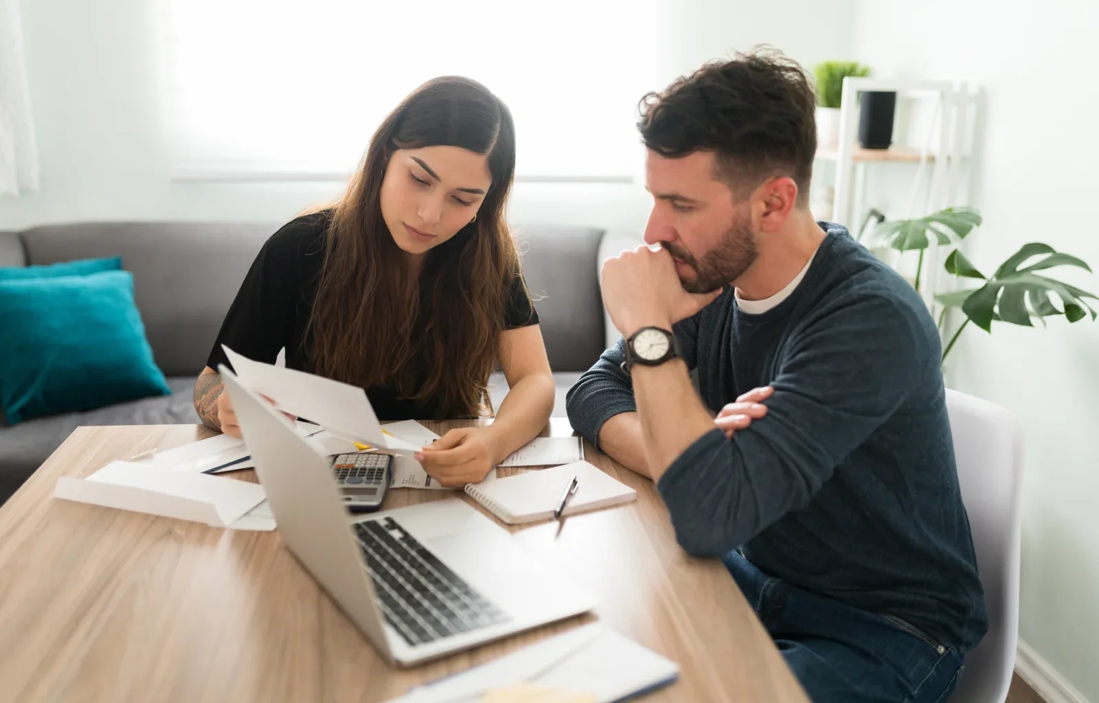 junges Paar Überweisungen am Laptop Miles & More beendet Meilengutschriften für Fintechs wie Revolut, Paypal, payzy, BVVA