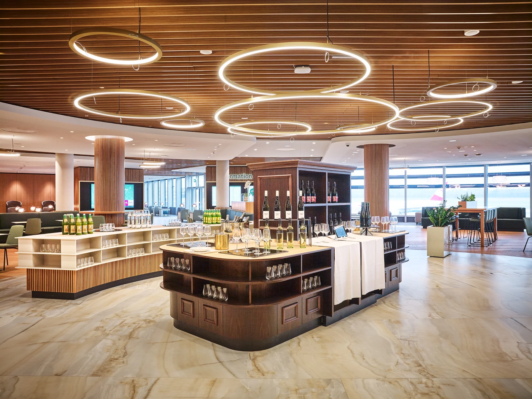 Buffet in der Vienna Lounge am Flughafen Wien (VIE)