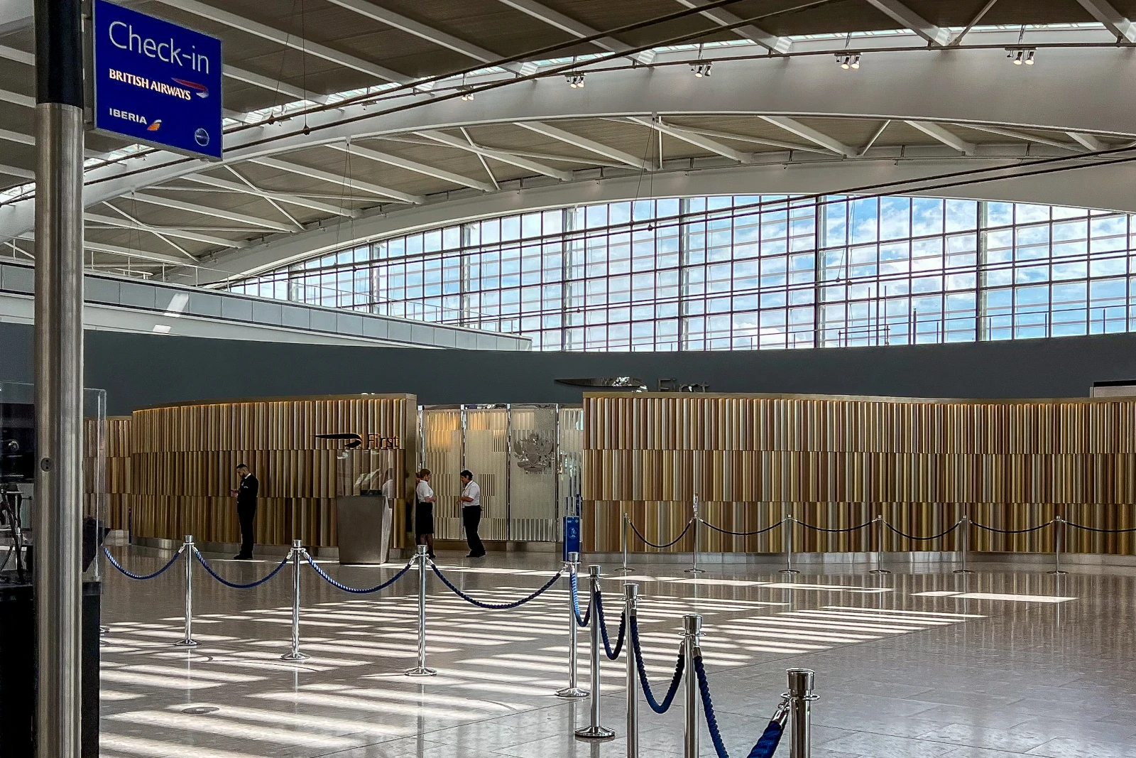 Oneworld Emerald-Mitglieder können den First Class Check-in-Bereich am Londoner Flughafen Heathrow (LHR) nutzen