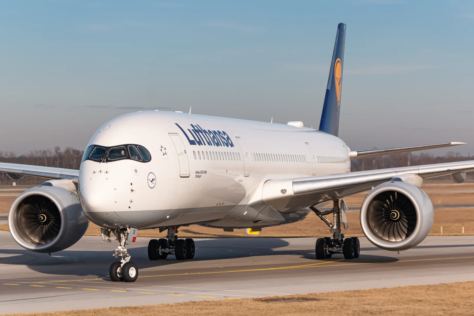 Lufthansa Airbus A350 Flugzeug am Flughafen München (MUC) in Deutschland. Airbus ist ein Flugzeughersteller aus Toulouse, Frankreich.