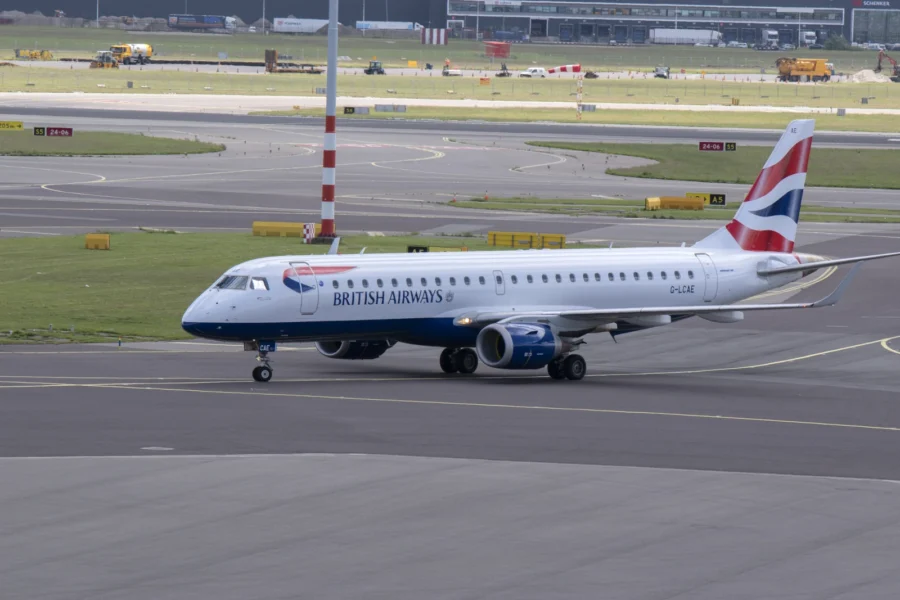 British Airways Flugzeug am Flughafen Amsterdam Schiphol