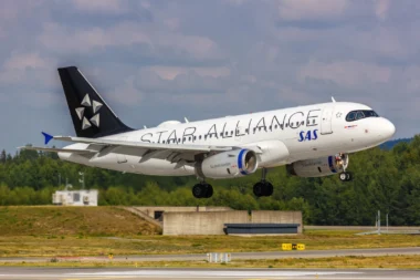 SAS Scandinavian Airlines Airbus A319 Flugzeug Oslo Flughafen in Norwegen Star Alliance Sonderlackierung