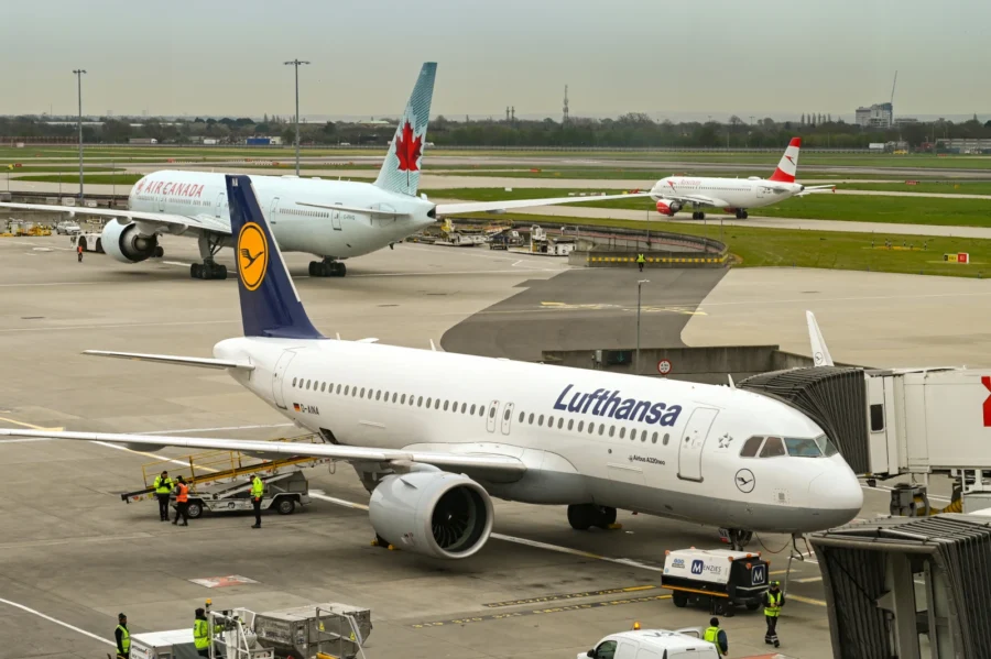Lufthansa A320 Flugzeug mit weiteren Miles & More und star Alliance Fluggesellschaften im Hintergrund
