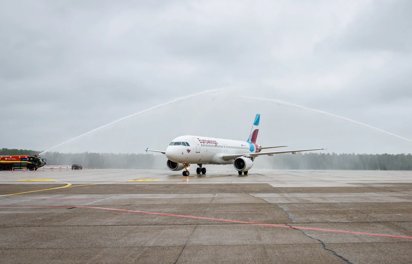 Eurowings Airbus am Flughafen Nürnberg wird mit Wasserfontäne begrüsst