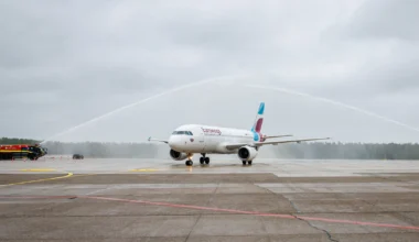 Eurowings Airbus am Flughafen Nürnberg wird mit Wasserfontäne begrüsst