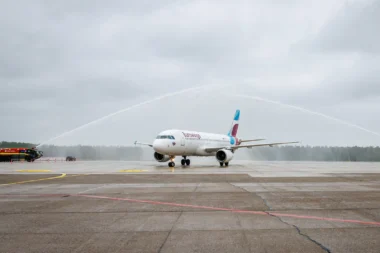 Eurowings Airbus am Flughafen Nürnberg wird mit Wasserfontäne begrüsst