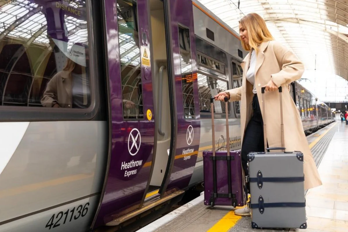 Junge Reisende besteigt den Heathrow Express