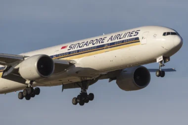 Singapore Airlines Boeing 777-300 (777-312/ER) 9V-SWR auf dem Landweg am Melbourne International Airport